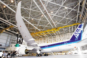 隨著一架B787“夢(mèng)想飛機(jī)”在日本東京羽田機(jī)場(chǎng)著陸，波音公司終于結(jié)束了其為期3年延遲交付的噩夢(mèng)